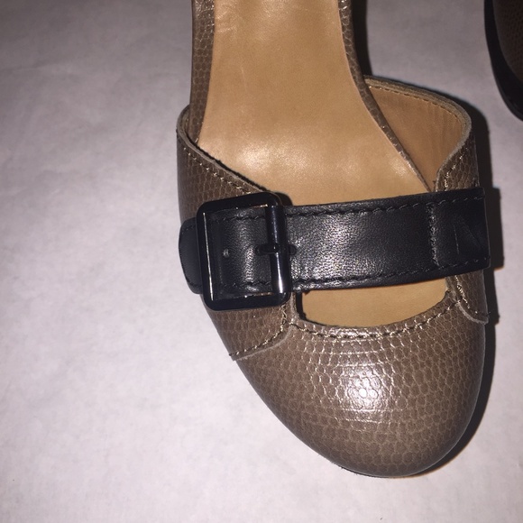 New 5" two toned tan and black Ann Taylor Heels - Picture 3 of 10